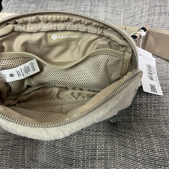 Lululemon 🍋 Athletica Everywhere Fleece Belt Bag Brown/Gold - Picture 4 of 5
